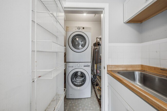 Building Photo - 303 3rd St