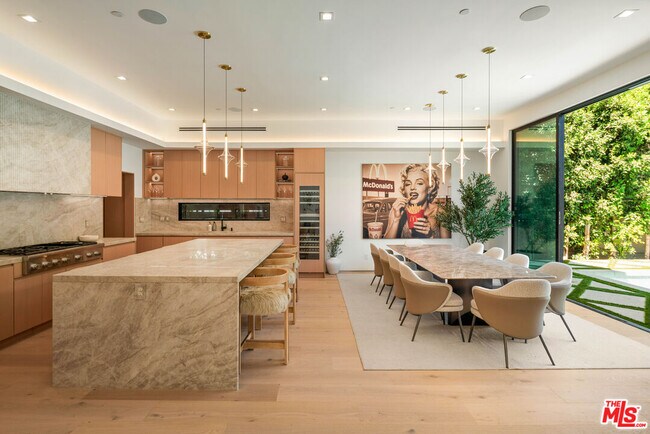Building Photo - 1130 N Poinsettia Pl