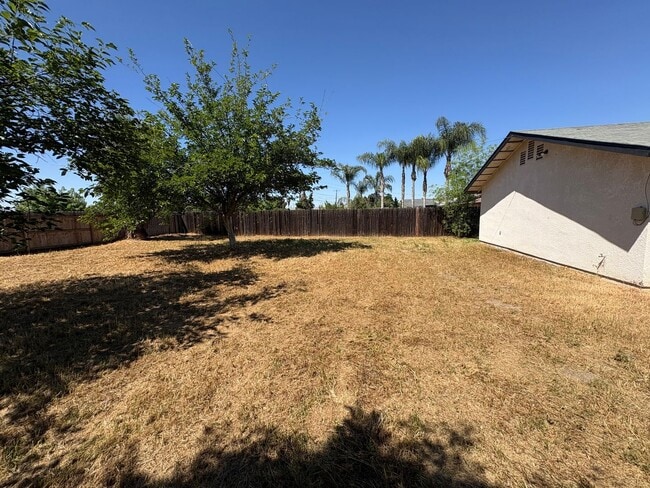 Building Photo - Charming Tulare home available now!
