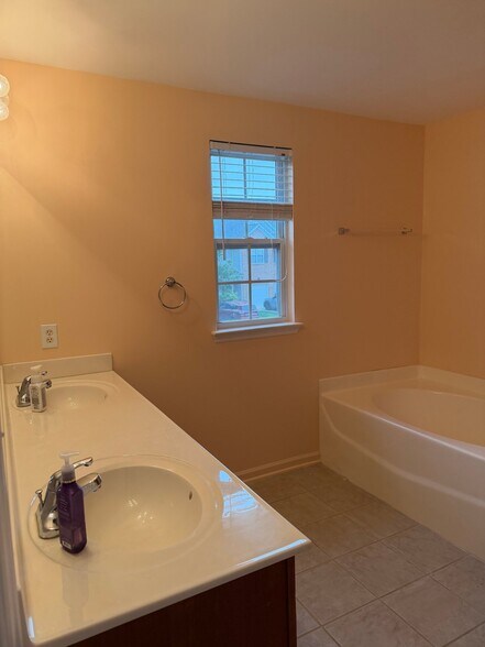 Building Photo - 623 Oakfield Tr