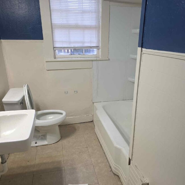 Building Photo - 1201 Gains Ave