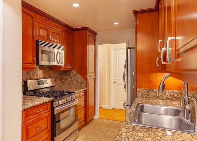 Building Photo - Stunning 2 Bed | 2 Bath Luxury Condo with ...