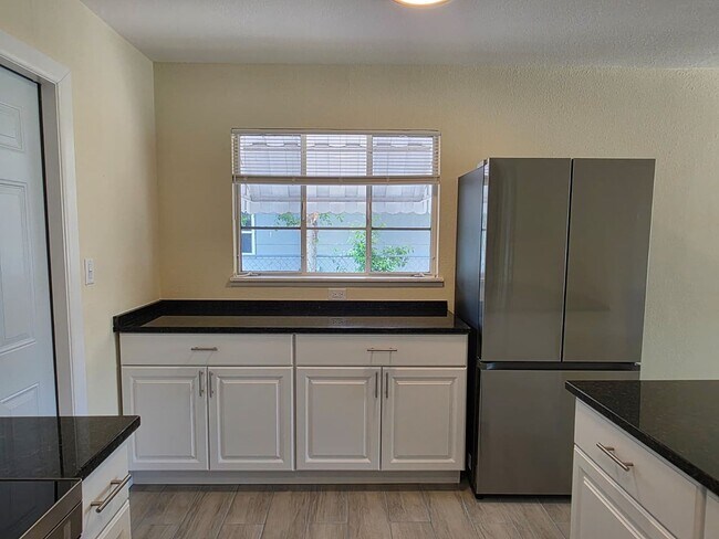 Building Photo - Updated 2 Bedroom 1 Bath in Central Gulfport