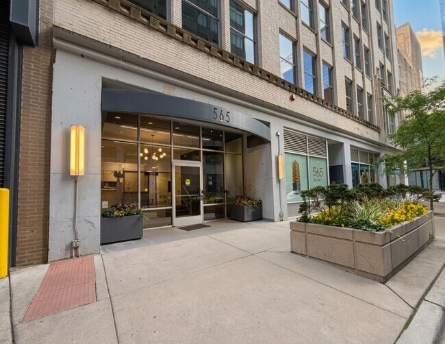 Building Photo - 565 W Quincy St