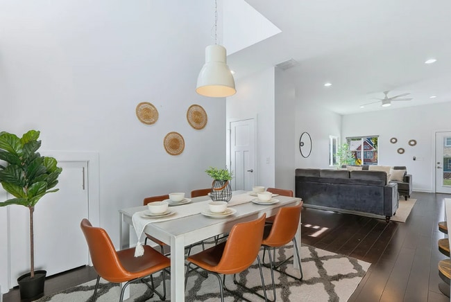 Building Photo - Beautiful 3 Bedroom 2.5 Bathroom Home!