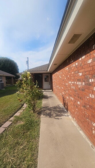 Walkway to front door - 203 Bluebonnet St