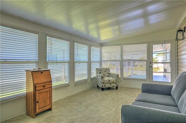 Building Photo - 561 Dolphin Cir