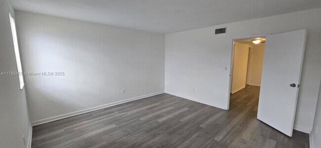 Building Photo - 4848 NW 24th Ct
