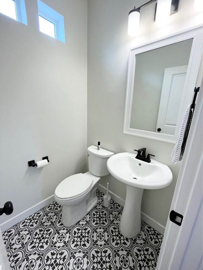 Building Photo - Lovely home for rent in Saratoga Springs.  (Pet Friendly)