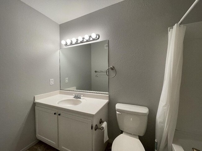 Building Photo - Centrally Located Trinity Condo Unit 626