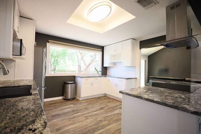 Building Photo - Updated 3 Bed / 2 Bath One-Story Home in S...