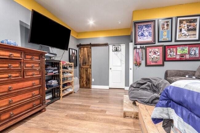 Building Photo - Beautiful 6-bedroom basement home
