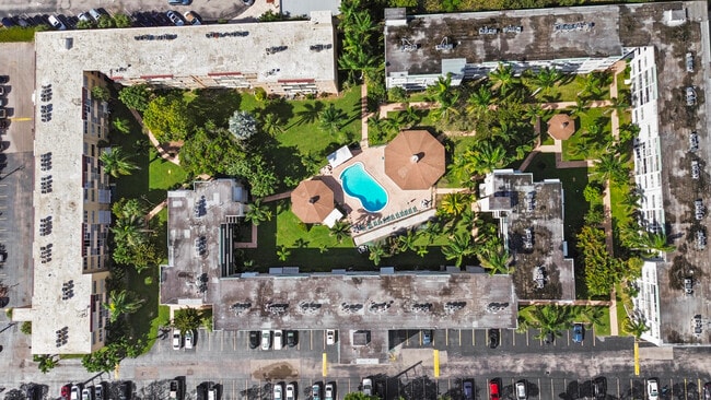 Building Photo - 1333 E Hallandale Beach Blvd