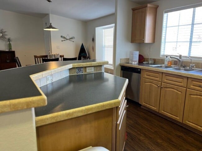 Building Photo - Fully furnished 3 BR Home Includes Utiliti...