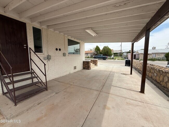 Building Photo - 1109 Huckleberry St