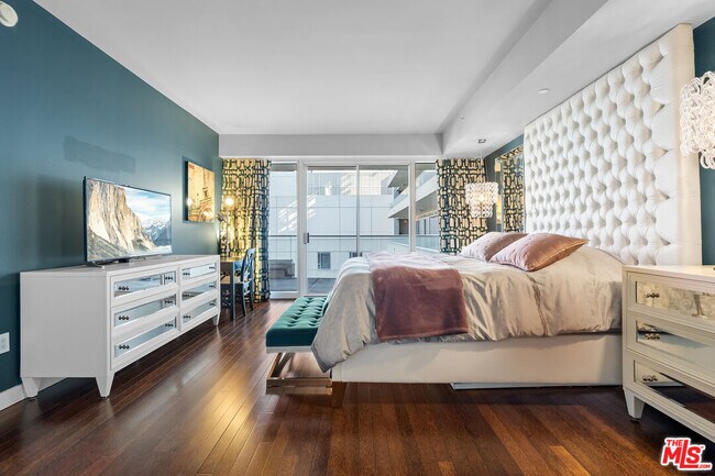 Building Photo - 6250 Hollywood Blvd