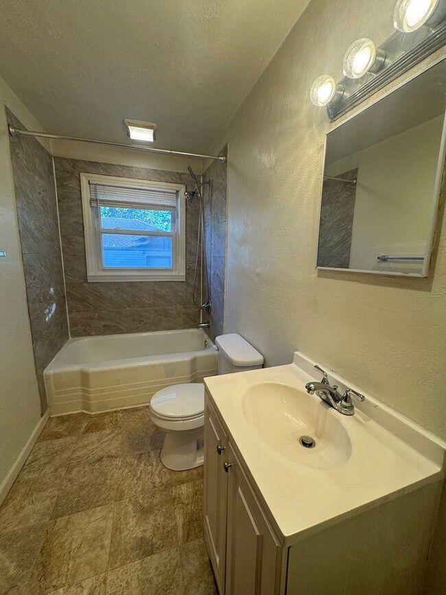 Building Photo - Charming 2BR 1 BA Unit • Carport • Fenced Yard in Independence