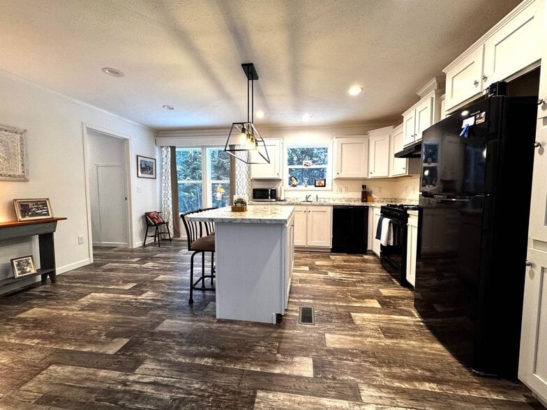 Building Photo - 30 Evergreen