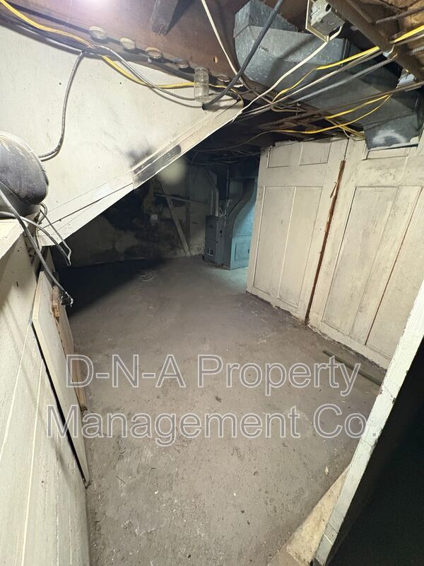 Building Photo - 114 Knight St