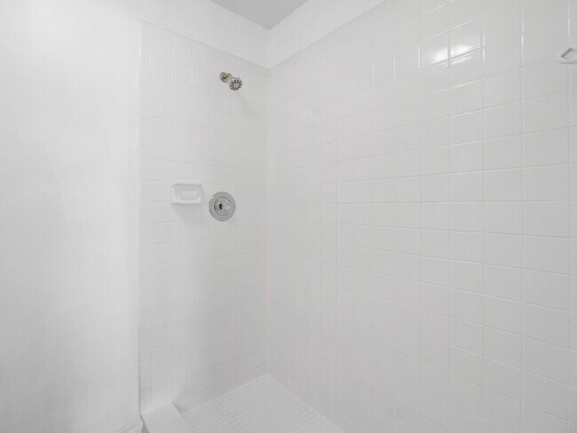 Building Photo - Well-maintained 3-bedroom, 2-bath, large back yard!