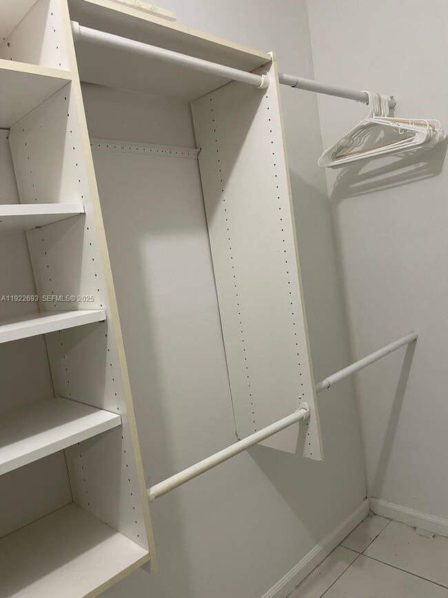 Building Photo - 3141 N Palm Aire Dr