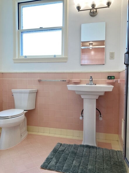 Tiled Bath with Tub/Shower - 2919 23rd Ave