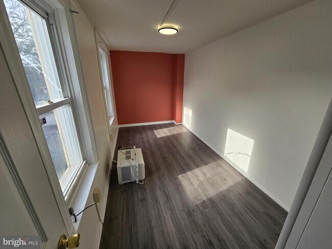 Building Photo - 330 Moss St