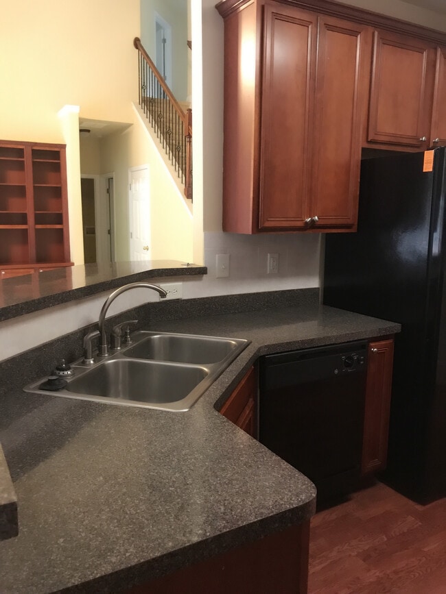 Building Photo - 535 Roland Manor Dr