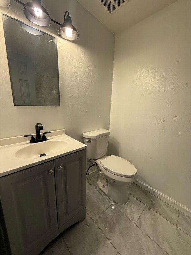 Building Photo - Townhome For Rent