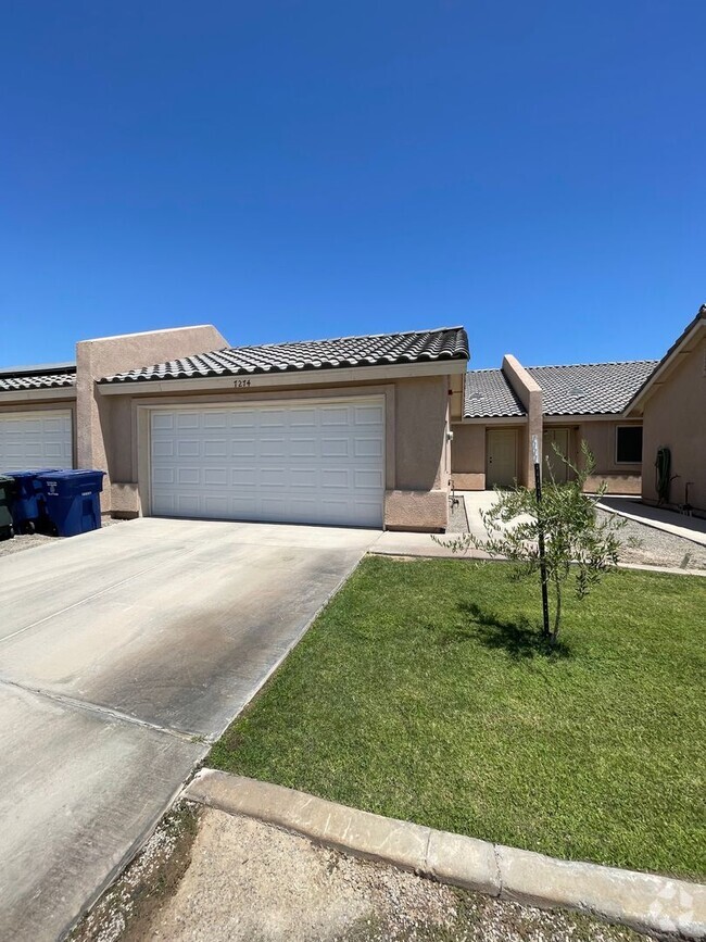 Building Photo - 3 Bedroom Townhome in Desert Sky!