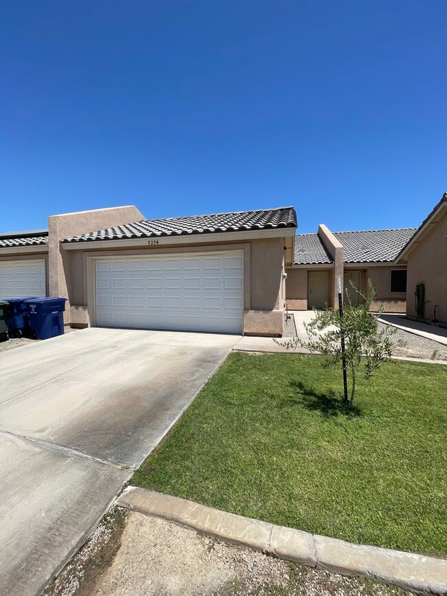 Primary Photo - 3 Bedroom Townhome in Desert Sky!