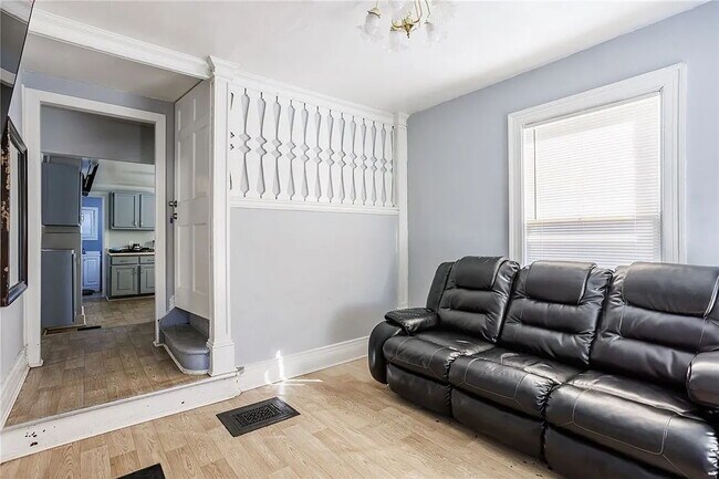 Building Photo - Spacious 2-Bedroom Apartment on Fulton
