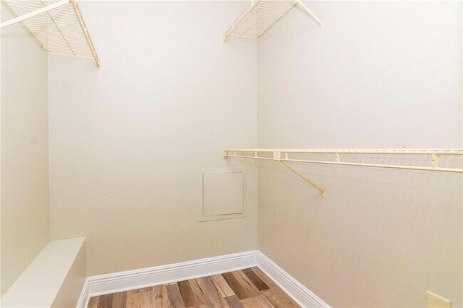 Building Photo - 203 Lake Parsons Green