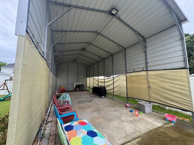 Building Photo - Spacious Three Bedroom Home