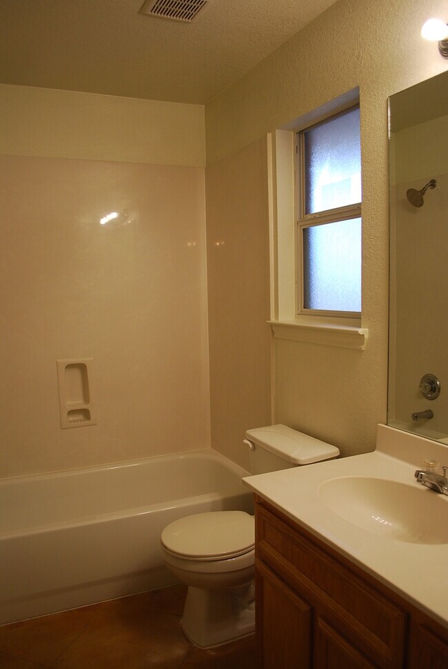 Building Photo - 915 Maplewood Dr