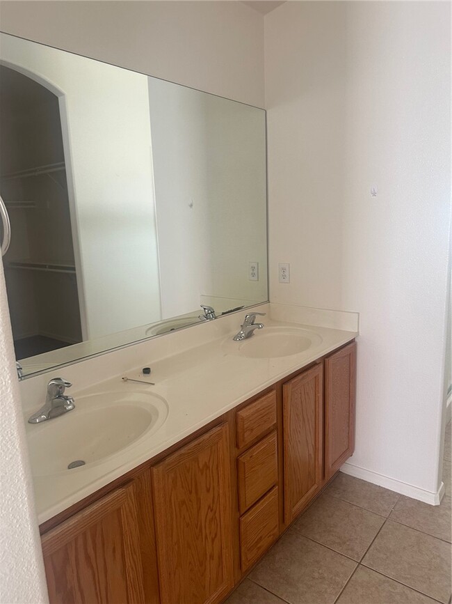 Building Photo - 2471 Sabino Dr