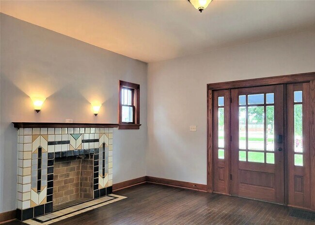 Building Photo - Stunning 4-Bed, 3-Bath Gem 1 Minute from Midtown!