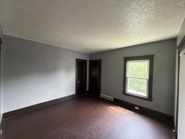 Building Photo - 3552 E 138th St