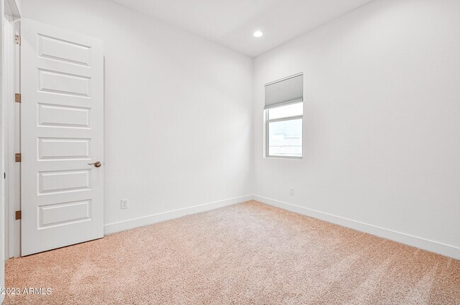 Building Photo - 8725 W Wagon Wheel Dr