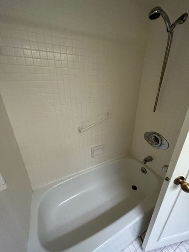 Building Photo - Nice One Bed + One Bath in Luxury Secure Doorman Bldg