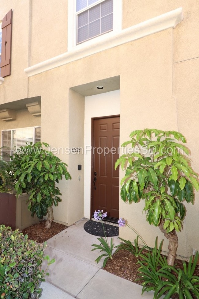 Building Photo - 2 Bed, 2 Bath Townhome w/ Garage and Laundry