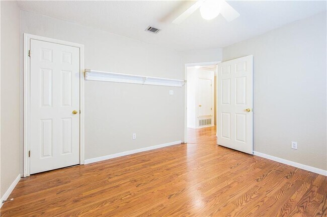 Building Photo - 1010 Laurelleaf Dr