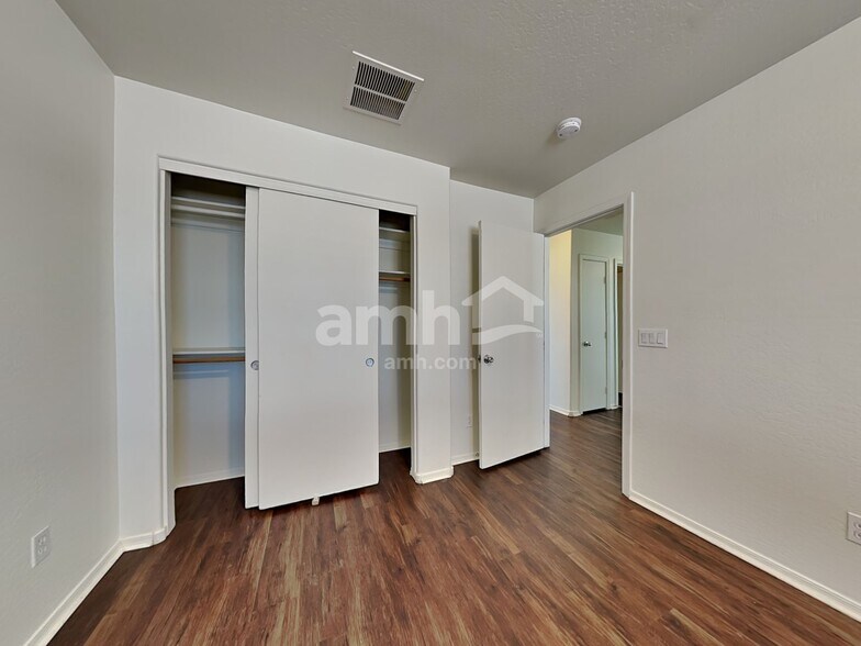 Building Photo - 6727 W Desert Ln