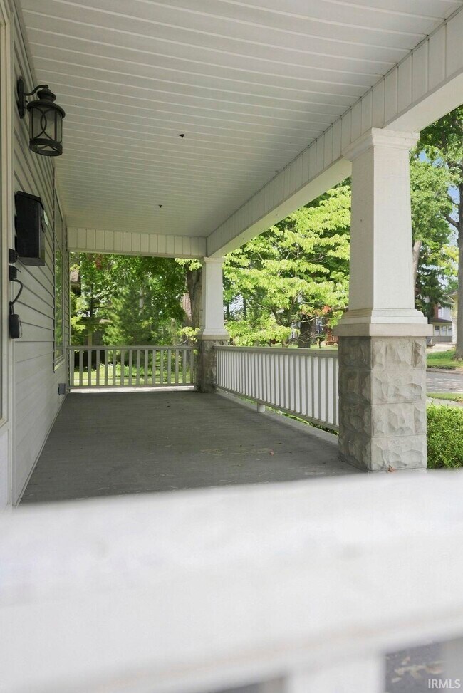 Building Photo - 527 W Oakdale Dr