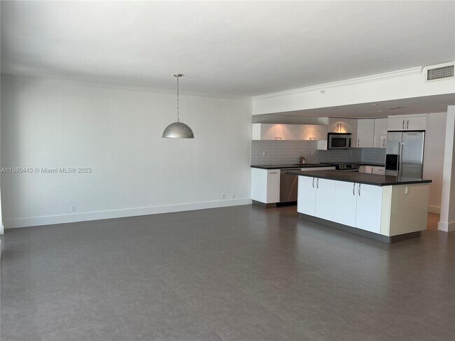 Building Photo - 1541 Brickell Ave
