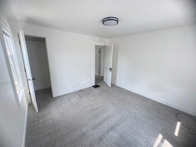 Building Photo - Adorable 3 bedroom home with central air a...