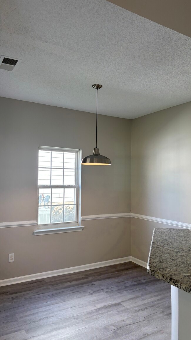 Building Photo - 12045 Evergreen Hollow Dr