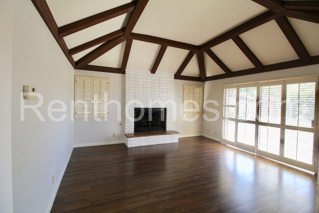 Building Photo - 2822 Mesa Dr