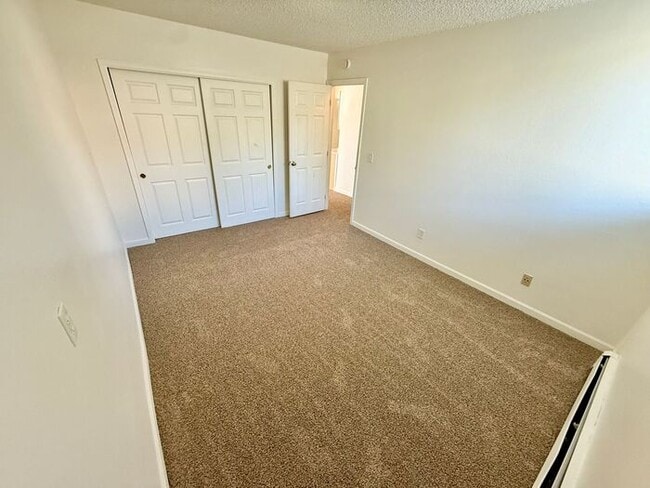 Building Photo - Move -In Incentives - 2 Weeks Free, or Flexible Lease Dates! 2 Bed, 1 Bath apartment in 4 Plex - ...