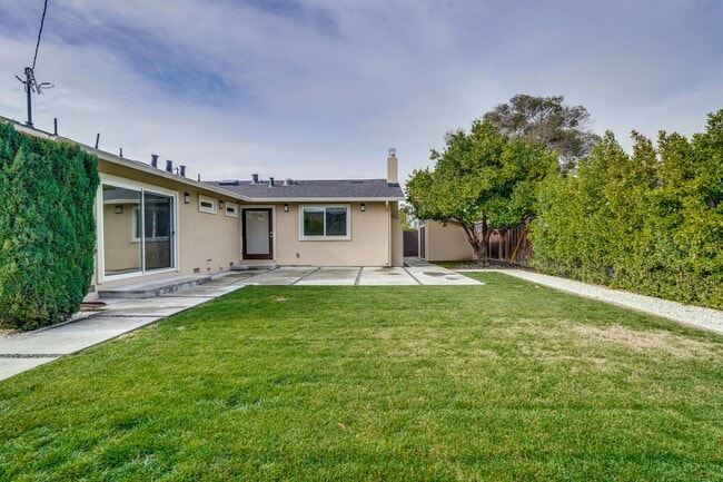 Building Photo - Gorgeous 4 Bed 3 Bath House on a Corner Lot!